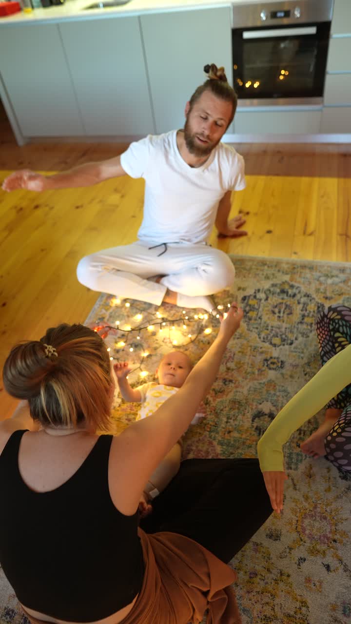 yoga familiar con bebé y luces de navidad
