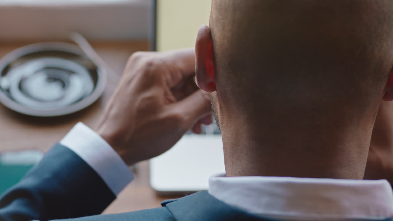 카페에서 디지털 노트북 컴퓨터를 사용하는 사업가 커피를 마시고 일하고 이메일을 검색하고 온라인 네트워크를 즐기고 인터넷 연결을 즐기고 있습니다.