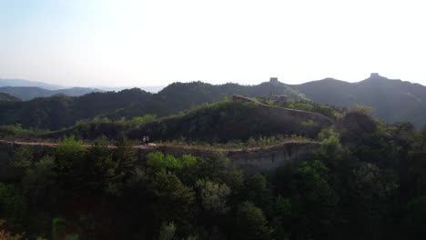 Paar-Fliegt-Vor-Sonnenuntergang-Mit-Einer-Drohne-über-Den-Unrestaurierten-Abschnitt-Der-Großen-Mauer-In-Gubeikou