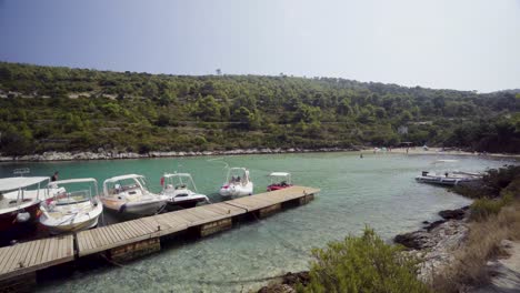 hermosa agua clara y cálida en una laguna aislada con un pequeño puerto deportivo y barcos amarrados