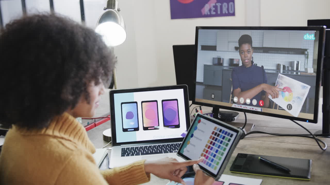 mujer de negocios afroamericana en videollamada con su colega afroamericana en la pantalla