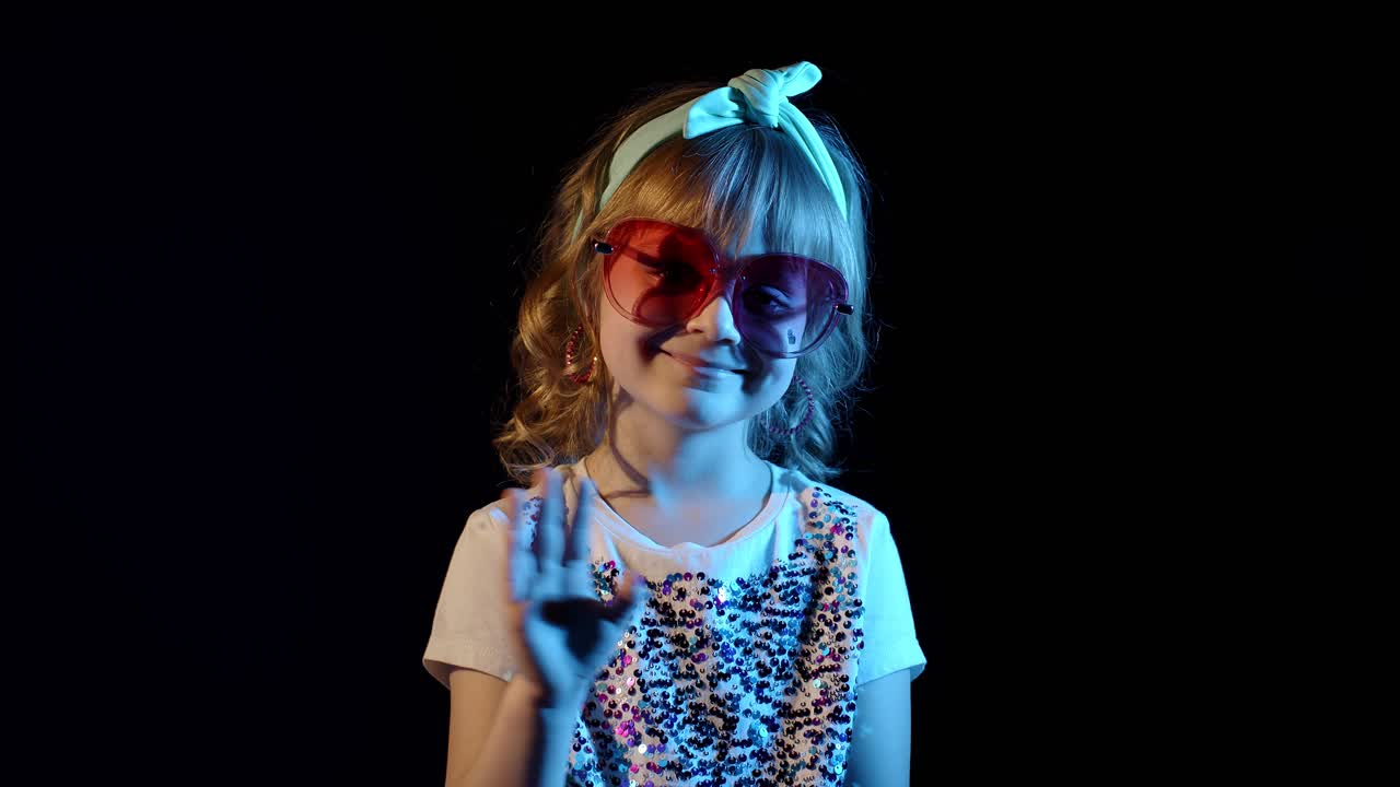 futurista chica adolescente hipster agitando la mano, hola, saludo, bienvenido, adiós, saludos en el club disco cyberpunk