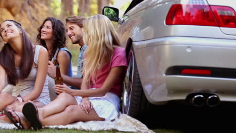 Amigos-Felices-Tomando-Una-Copa-