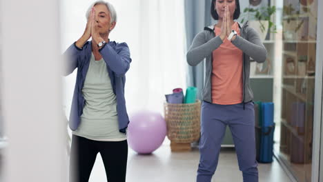 Yoga,-ältere-Frau-Und-Atemübungen