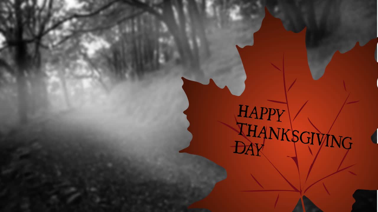 Animation d'un texte "Joyeux Thanksgiving" sur une feuille et des arbres dans une forêt