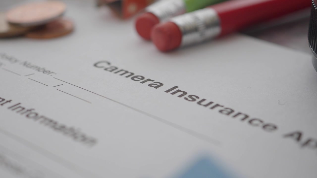 Aanvraagformulier voor cameraverzekering op een bureau