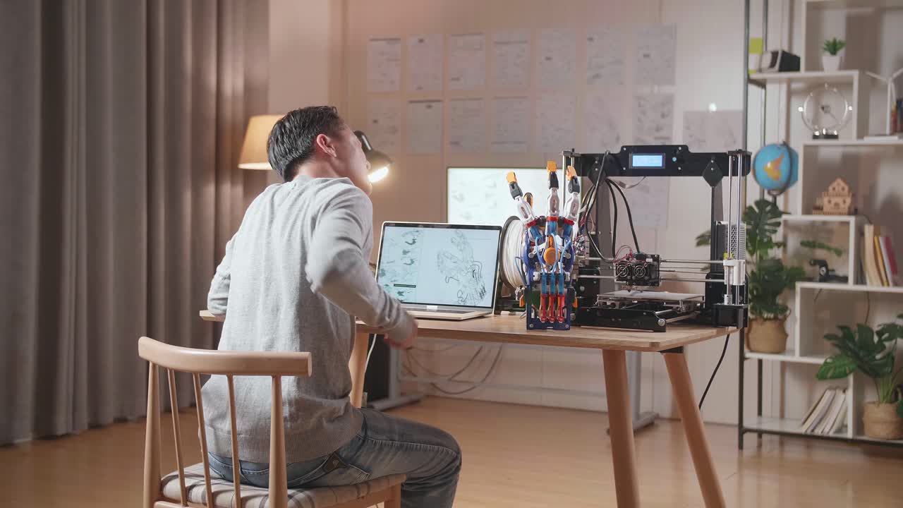 3d 프린팅 디자인을 작업하는 동안 허리 통증이있는 남자