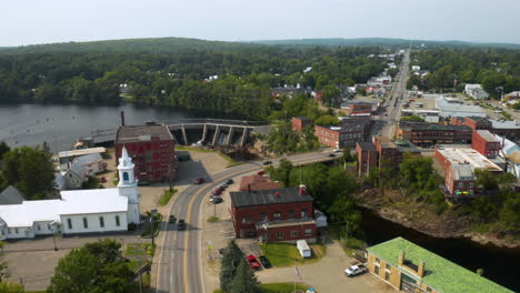 imágenes aéreas de skowhegan, centro de maine con el río kennebec y la presa en primer plano