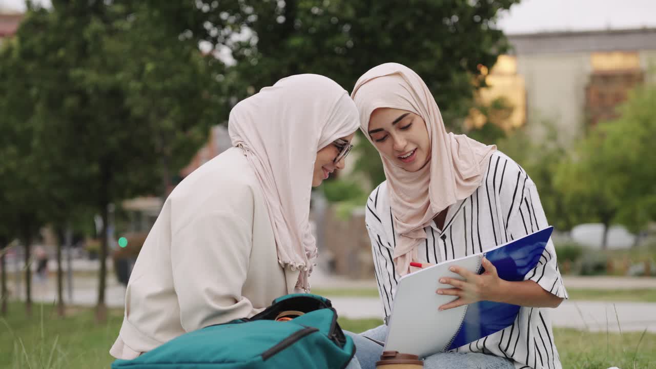 Dua wanita Muslim belajar bersama di kampus