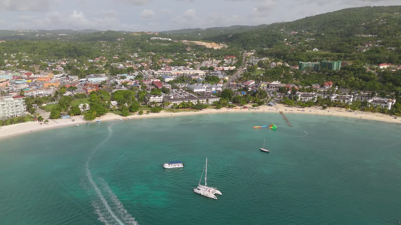 Ocho Rios, Jamaika'daki koyda tekneler.