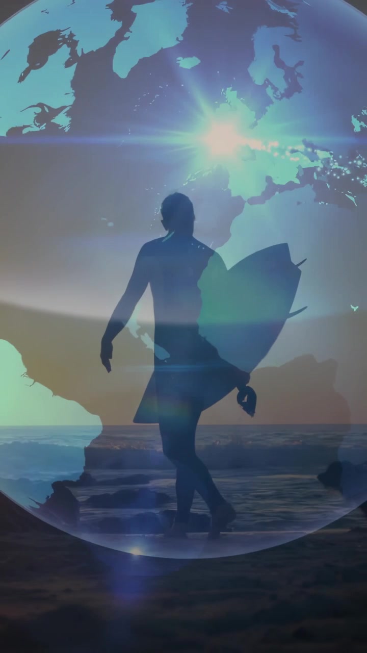 Un surfista con la tavola che cammina sulla sabbia, con una sovrapposizione di un globo che appare e ruota, e scintille che si propagano verso le onde.