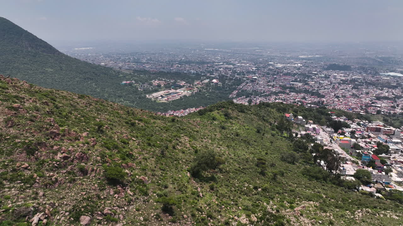 Vista aerea che si innalza sulle colline, rivelando la città di Ecatepec de Morelos, in Messico.