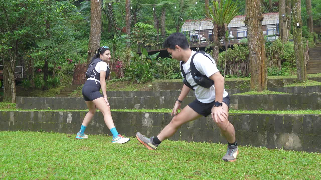 커플 이 야외 에서 스트레칭 하고 있다