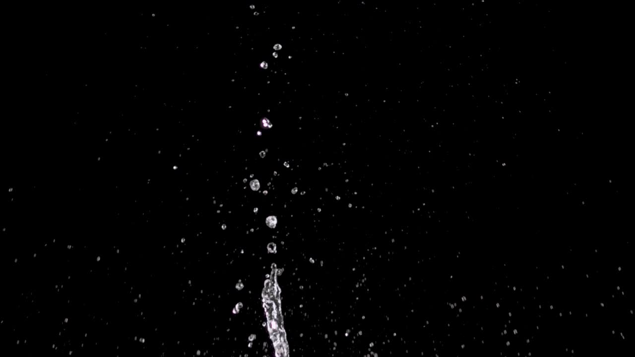 검은 바탕에 물이 어지고 있습니다.