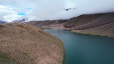 Schöne-Panoramische-Luftaufnahme-Des-Chandra-Taal-Sees-In-Himachal-Pradesh-Indien