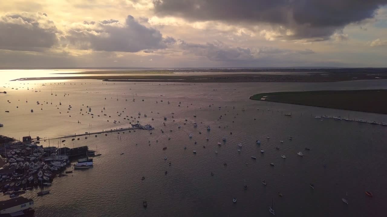 Luftfoto af fiskerby i Storbritannien, West Mersea, britisk kyst, med omvendt sporing og vidvinkeloptagelse