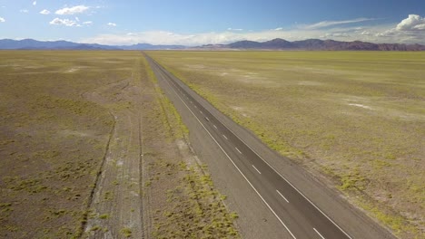 Wüstenstraße-In-Einer-Atemberaubenden-Landschaft