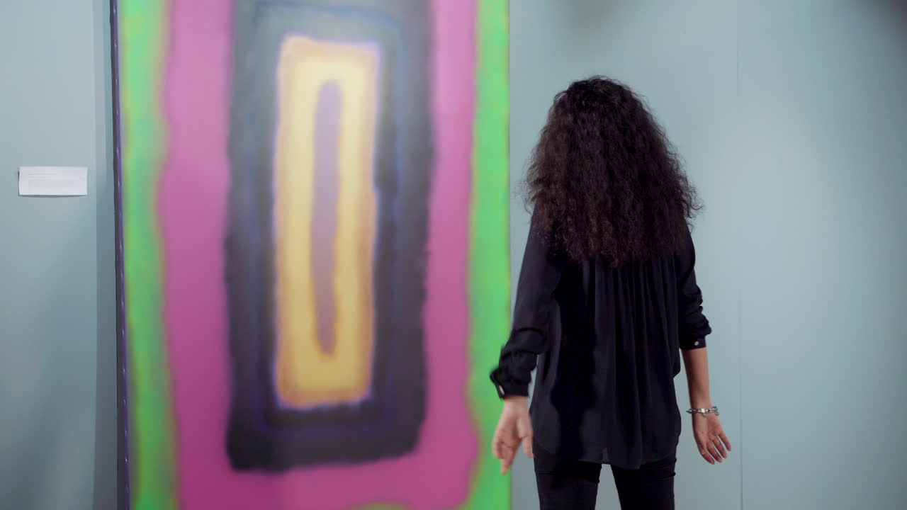 추상 미술 을 보는 여자