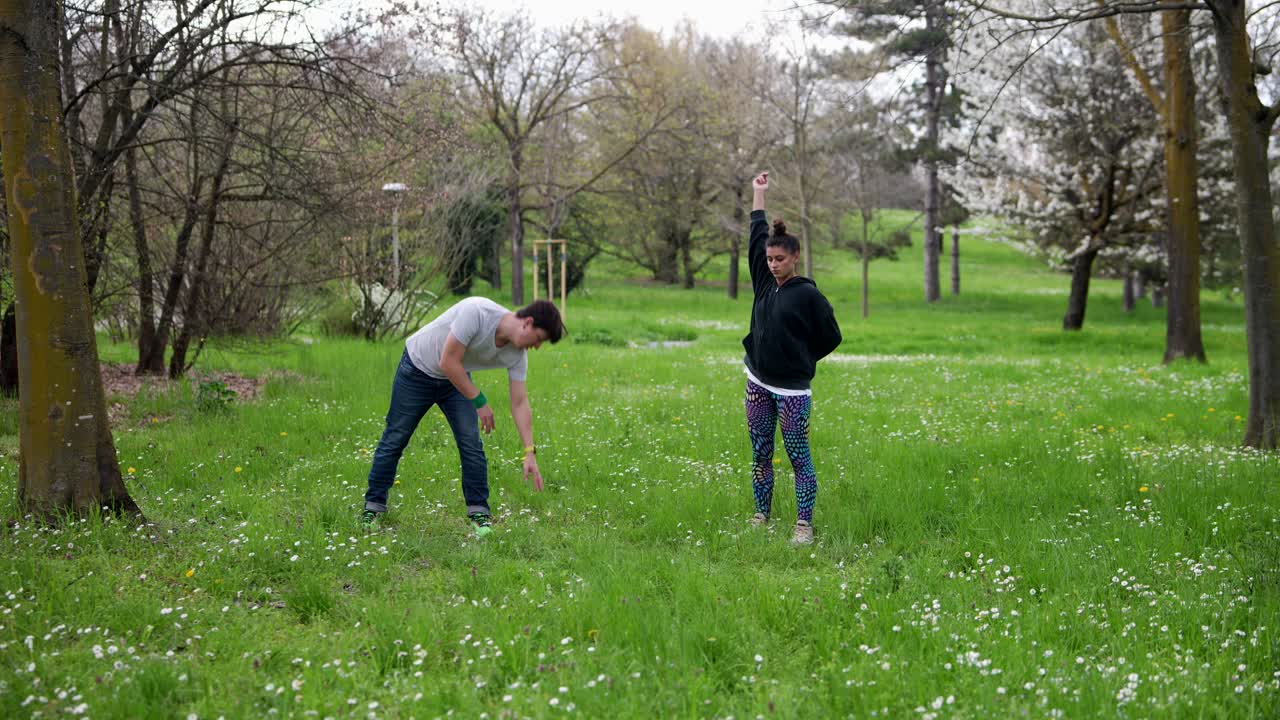 공원 에서  을 펴고 있는 부부