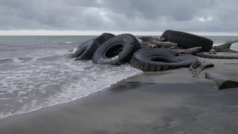 neumáticos gigantes en la foto de la órbita de la playa