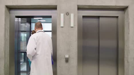 el médico y la enfermera interactúan entre sí y entran en el ascensor