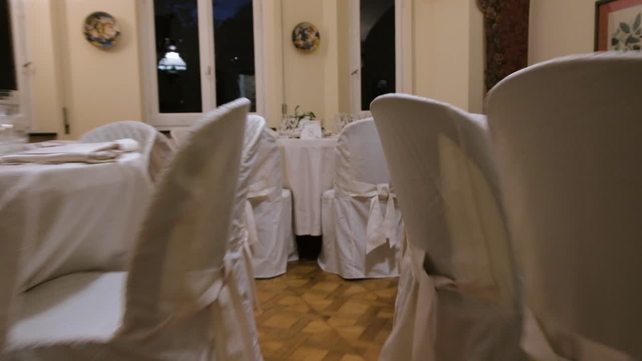 Går mellom bordene før et bryllupsselskap