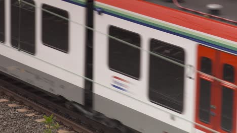 tren acelerando en las vías, capturando la esencia de los viajes y el transporte modernos, la luz del día