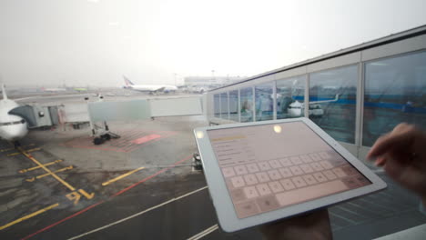 mujer con una tableta en el aeropuerto