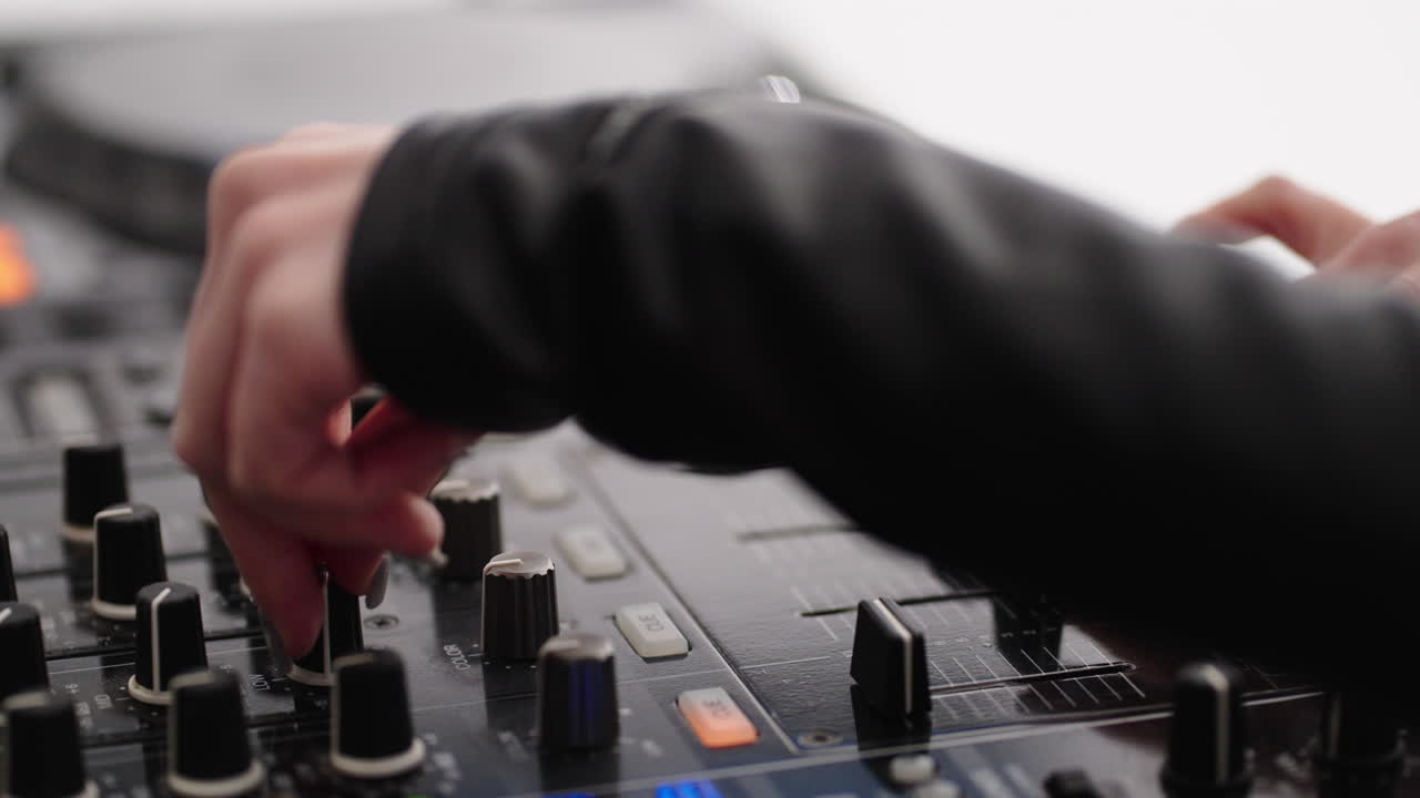 dj mezclando música en una placa de sonido