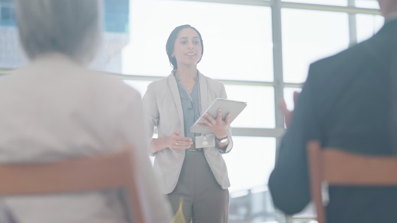 프레젠테이션, 회의 및 질문을 가진 여성