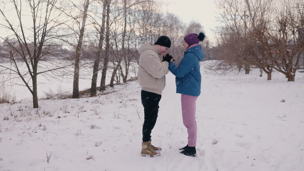 눈 인 날 을 즐기는 부부