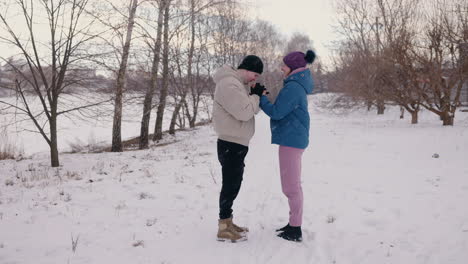 una pareja disfrutando de un día de nieve.