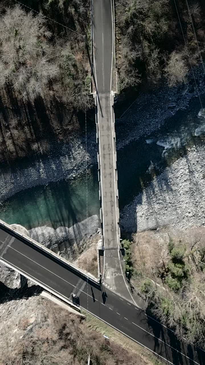 vista aérea de un puente sobre un río