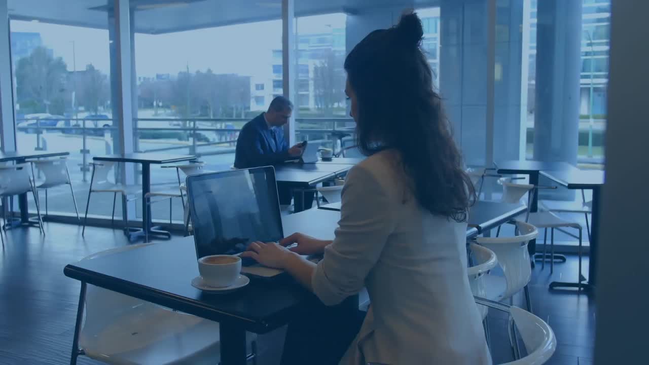 전자 장치를 사용하는 비즈니스 사람들에 대한 숫자 애니메이션과 데이터 처리