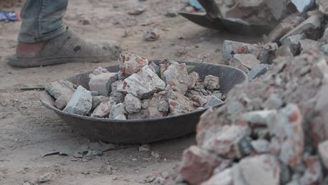 sitio de demolición con trabajadores