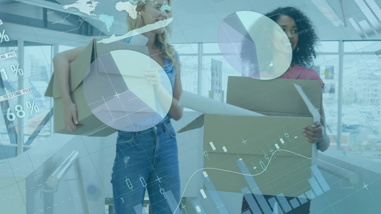 사무실에서 상자를 들고 있는 다양한 여성 동료들에 대한 금융 데이터 처리의 애니메이션