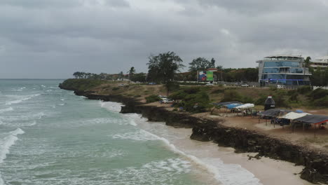 una vista de la playa de coco y la ciudad de dar es salaam en la distancia