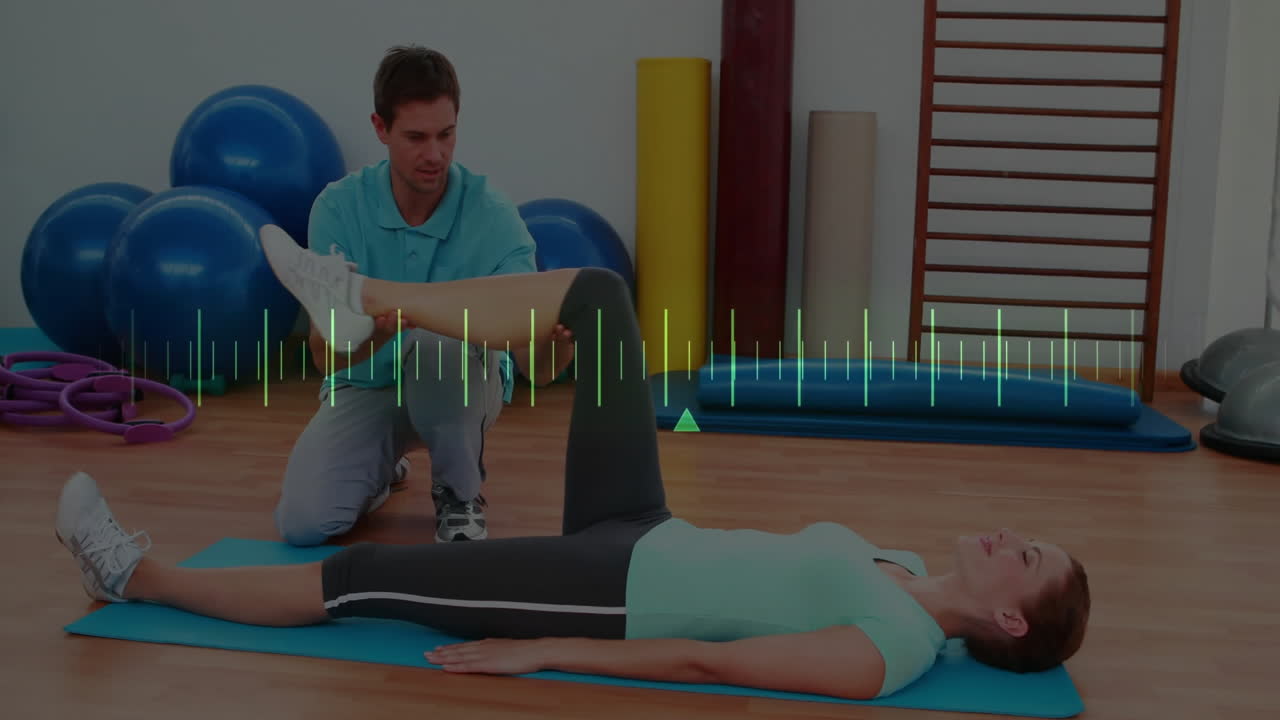 animación del diagrama sobre una pareja caucásica haciendo ejercicio en el gimnasio