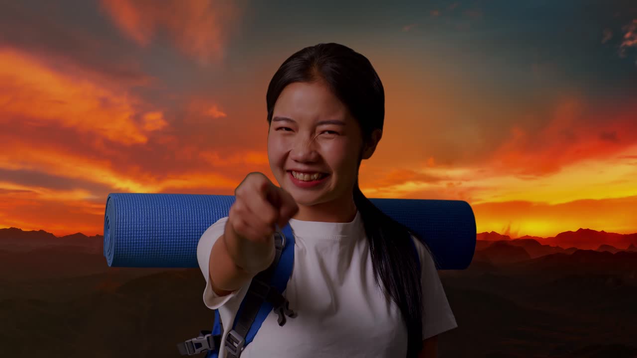 해가 지는 곳을 가리키는 행복한 여인 여행자