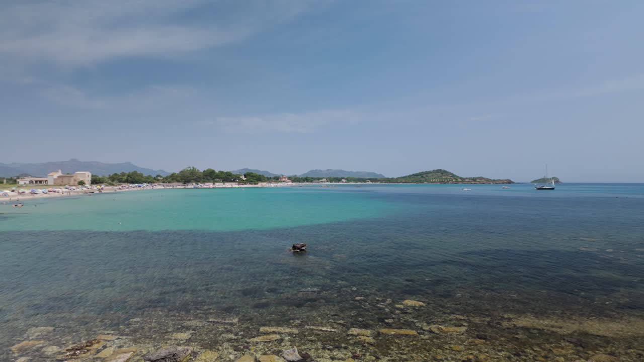 Paesaggio marino panoramico a Pula, Cagliari, Sardegna, Italia - Ripresa con drone.