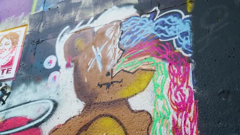 Mittlere-Aufnahme-Von-Teddybär-Graffiti-Straßenkunst