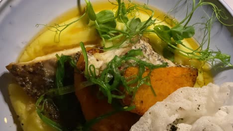 primer plano de la vista superior de una comida gourmet con amigos.