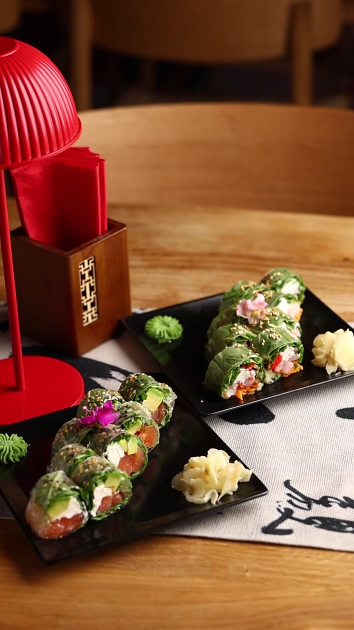 Pratos de Rolinhos de Sushi Frescos Servidos em uma Mesa de Restaurante