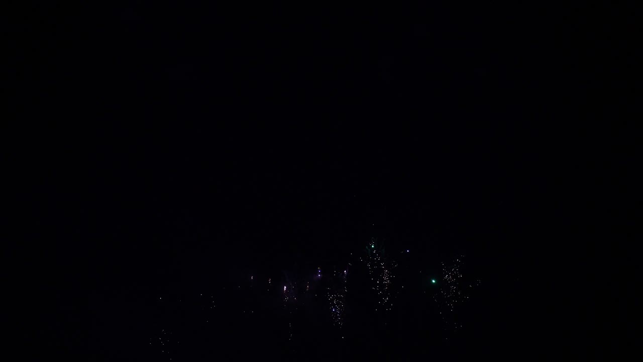 밤하늘의 불꽃놀이.