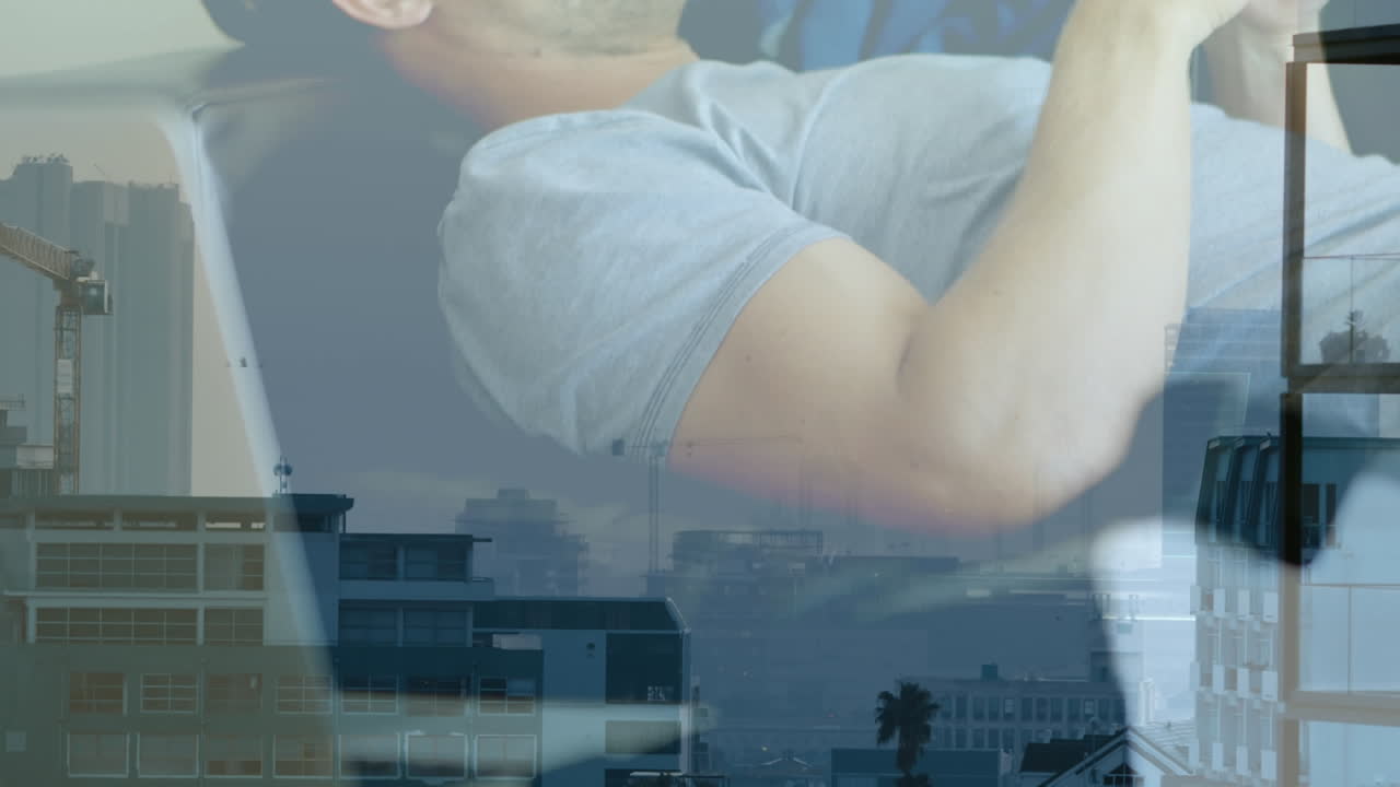 스마트폰 을 사용하는 백인 사업가 에 대한 도시 풍경 의 애니메이션