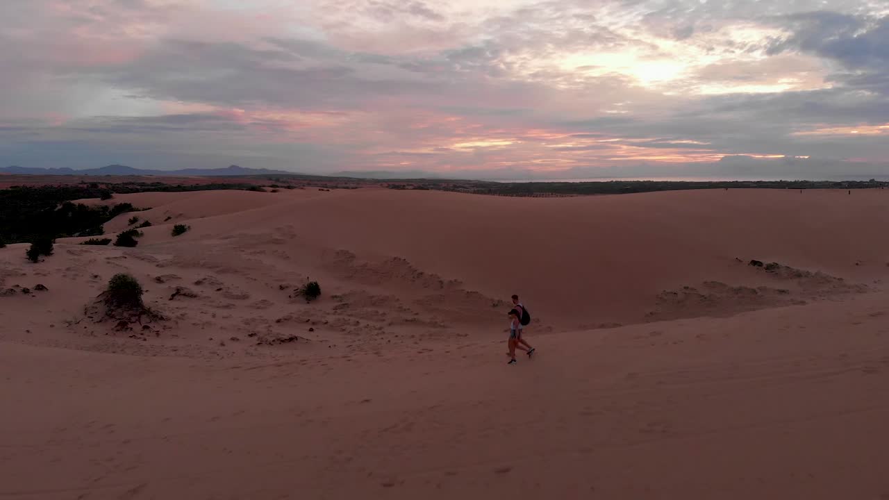 toma aérea cinematográfica de un amanecer dorado sobre las remotas dunas de vietnam con arena intacta y cielo nublado-5