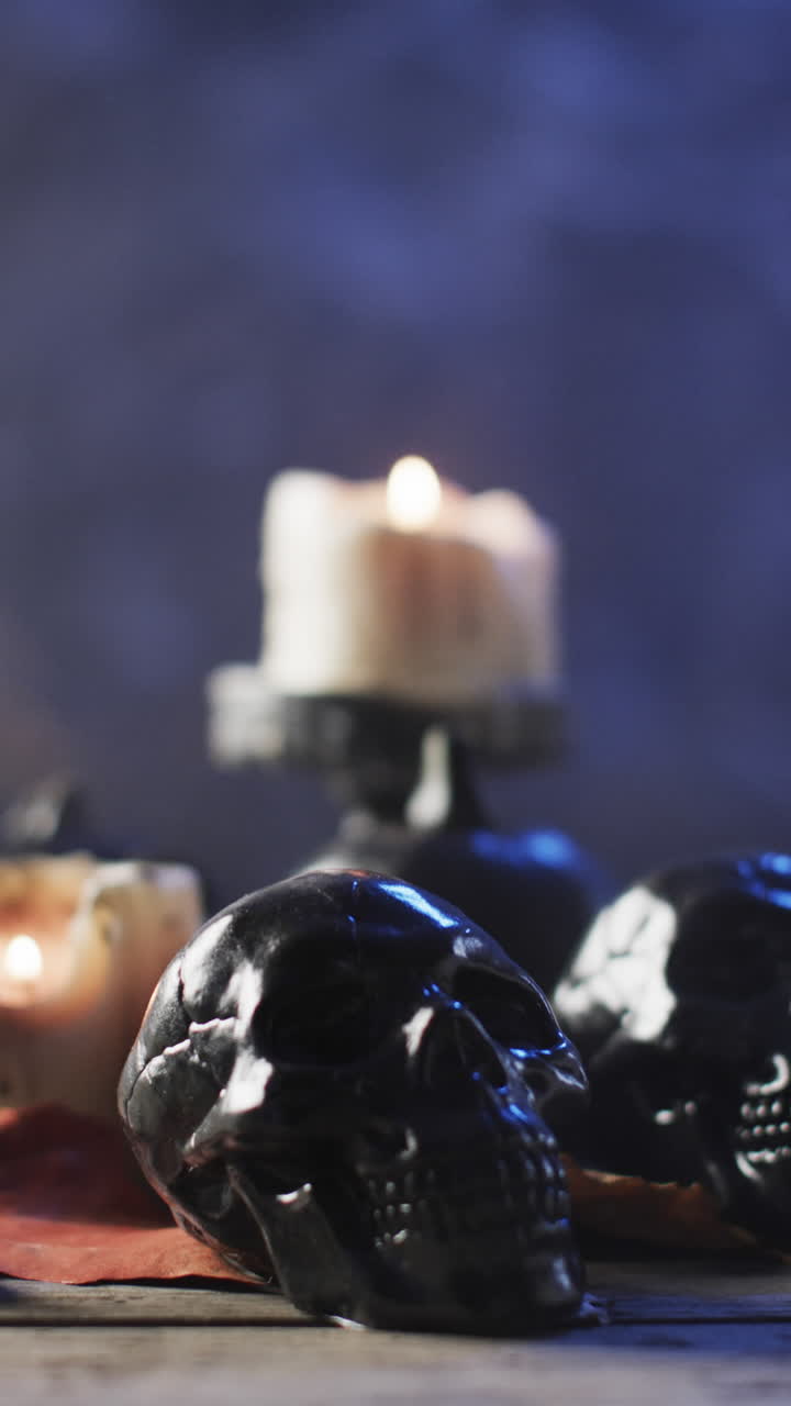 Video verticale di teschio di Halloween, candele e fumo con spazio per il testo su sfondo blu