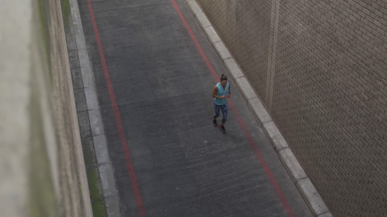 야외 운동 을 하는 스포츠적 인 백인 여자