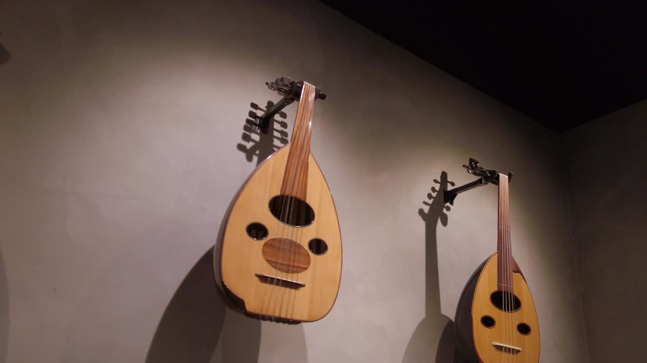 oud de oriente medio expuesto en una pared | instrumento musical y herramienta tradicional destacado en la música turca y árabe