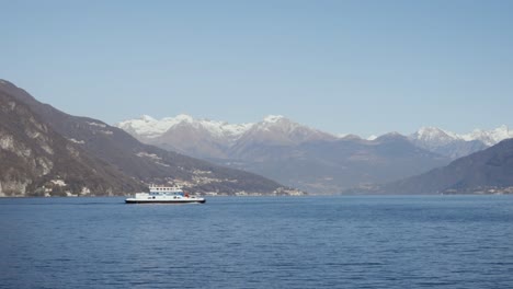 Fähre-über-Den-Comer-See-Von-Menaggio-Nach-Varenna-4-Km